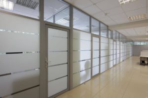 Стеклянная алюминиевая перегородка с матовым стеклом